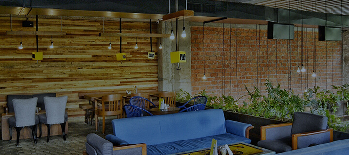 画像：ランプシェードのあるカフェ空間